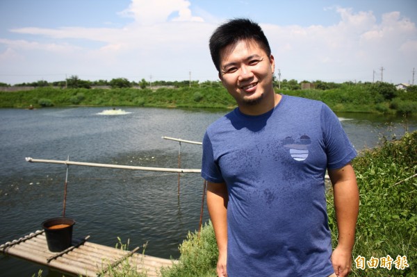 辭竹科工程師回鄉養魚，嘉義縣布袋鎮養殖達人蔡長材獲選為農委會產銷履歷達人。（記者林宜樟攝）