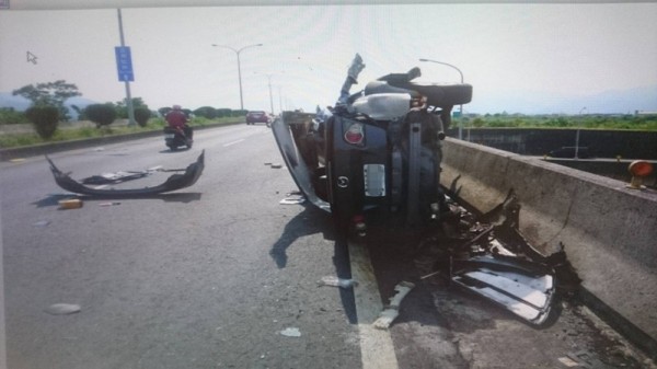 林男今下午駕駛自小客車行經冬山鄉廣興橋，疑因酒駕導致神智不清自撞分隔島，車輛面目全非。（記者張議晨翻攝）