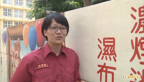 消防正妹黃翊真路過時「神回首」，猛然發現彩繪圍牆錯誤的消防宣導字樣。（記者劉曉欣翻攝）