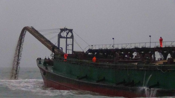 金門海隊一月查獲中國「遠泰99號」抽砂船，當場要求將船上五百立方公尺砂石「吐」回大海！（圖由金門海巡隊提供）