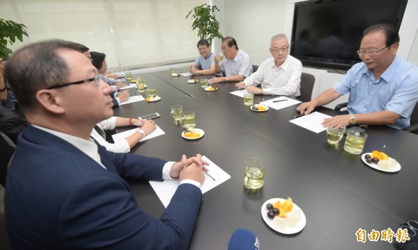 國民黨主席當選人吳敦義（右二）與立法院立院黨團總召林德福（右一）、書記長林為洲（右四）及黨籍立委座談，交換意見。（記者張嘉明攝）