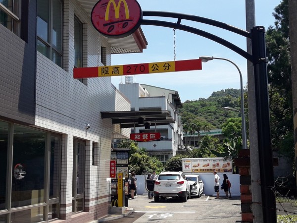 麥當勞得來速一直標榜著快速取餐的概念，可以直接開車點餐、取餐。（圖擷取自《爆料公社》）