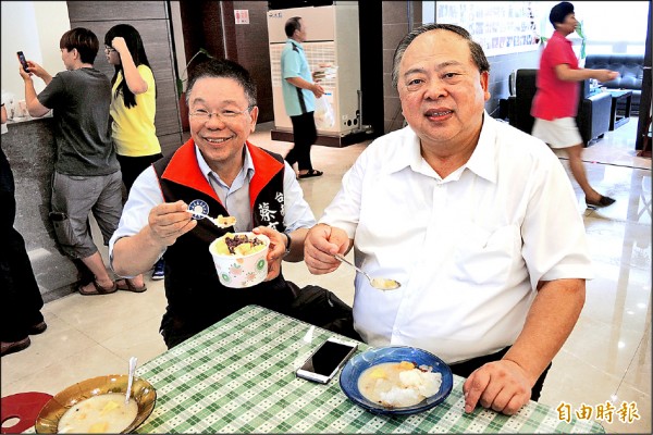 無黨籍前南市警察局長陳子敬（右）確定投入下屆台南市長選戰，國民黨市議員蔡育輝（左）全力支持。
（記者王涵平攝）