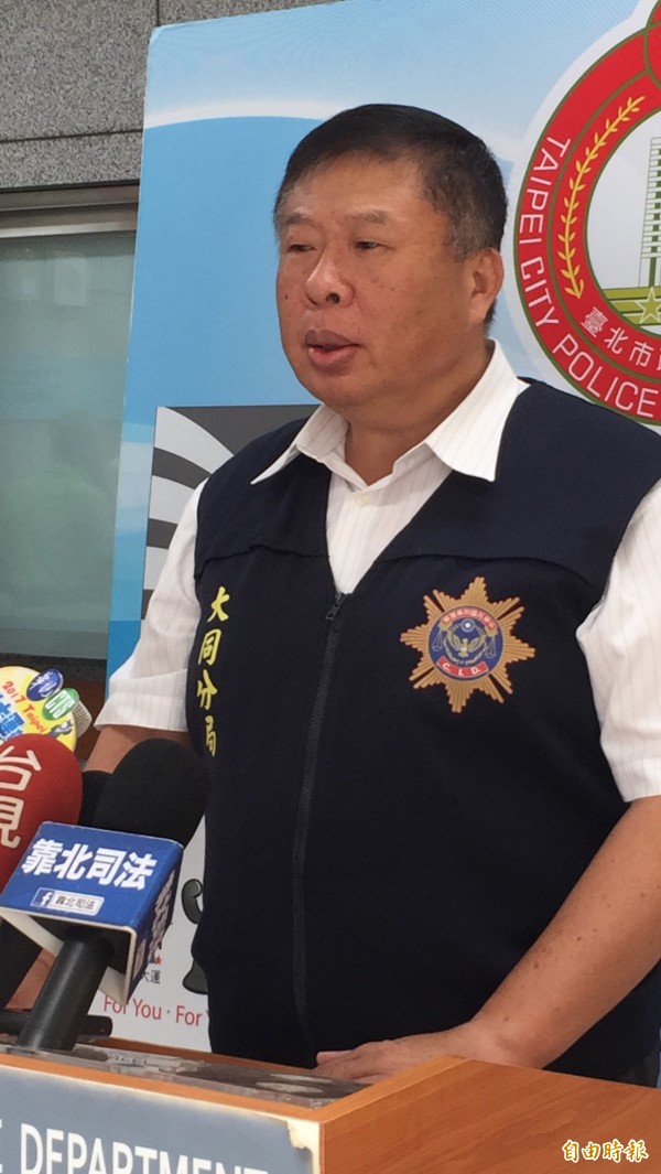 台北市警大同分局偵查隊長吳坤財說明。（記者陳恩惠攝）