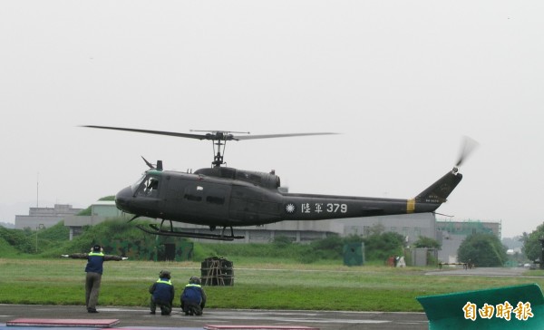 陸軍飛行訓練指揮部的UH-1H直升機迫降七股鹽山。（記者吳俊鋒攝）