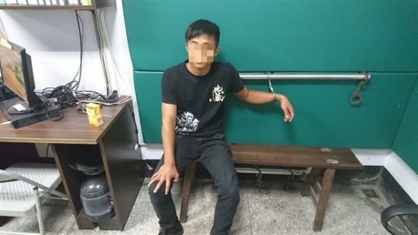 21歲黃姓車手人生地不熟，竟選在派出所外叫計程車，賊星該敗。（記者洪臣宏翻攝）