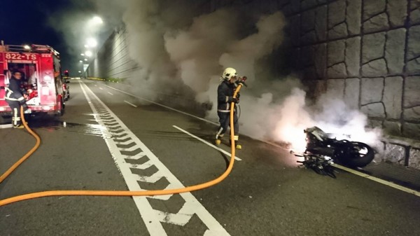 許男騎乘重機摔車後，重機飛出燒毀。（記者陳薏云翻攝）