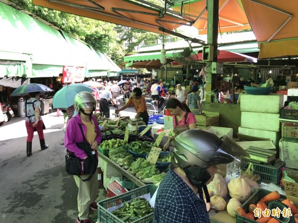 尼莎颱風來勢洶洶，今天一早不少民眾到市場搶菜備戰，發現菜價比平常貴2、3成。（記者賴筱桐攝）