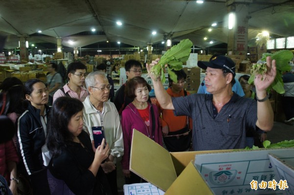 台北市蔬果批發市場總平均交易菜價已突破每公斤40元大關。（記者黃建豪攝）