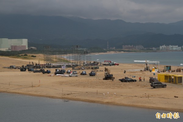 海祭延期，沙灘上只剩工程車輛及人員進行善後及防颱措施。（記者林欣漢攝）