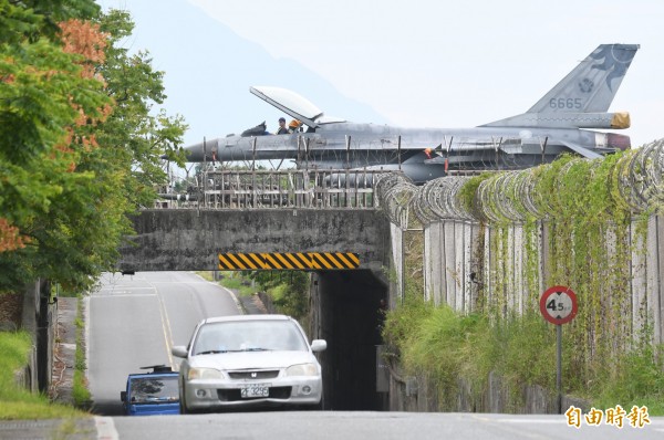 空軍花蓮基地在海警發布後，立即啟動避颱作業，F-16駛往佳山基地洞庫內避颱。（記者游太郎攝）