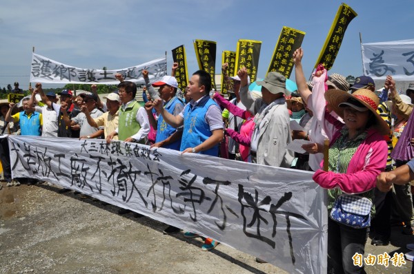 龍潭區三角林街周邊居民齊聚抗議泳昇機械公司要蓋新建築物。（記者周敏鴻攝）