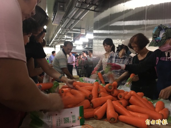 農民團體庫存冷藏蔬菜達1萬1千餘公噸，包含主要葉菜類3700公噸、根莖類7700公噸、花果類約70公噸等。（記者林彥彤攝）