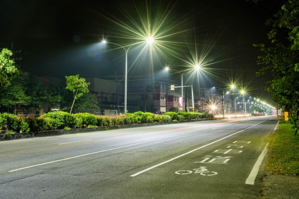 南市配合將全市14萬餘盞水銀路燈全部更換為LED路燈。（工務局提供）