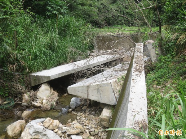 水里鄉民和村松柏坑一處山溝兩側護岸出現嚴重塌陷，居民擔心颱風一來、山洪暴發，恐對下游住戶造成威脅。（記者劉濱銓攝）