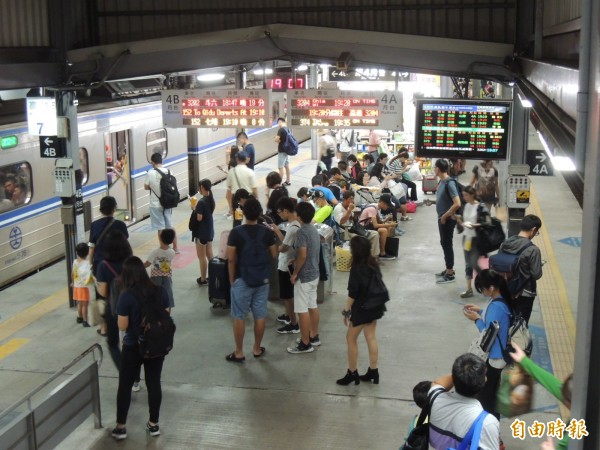 台鐵高雄站等車人潮到晚上7點後逐漸消化。（記者王榮祥攝）