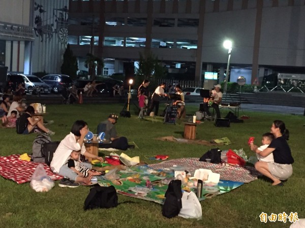 斗六市夏夜晚風系列活動開跑,市民在草皮上夜野餐。(記者詹士弘攝) 斗六市夏夜晚風系列活動開跑,市民在草皮上夜野餐。(記者詹士弘攝)