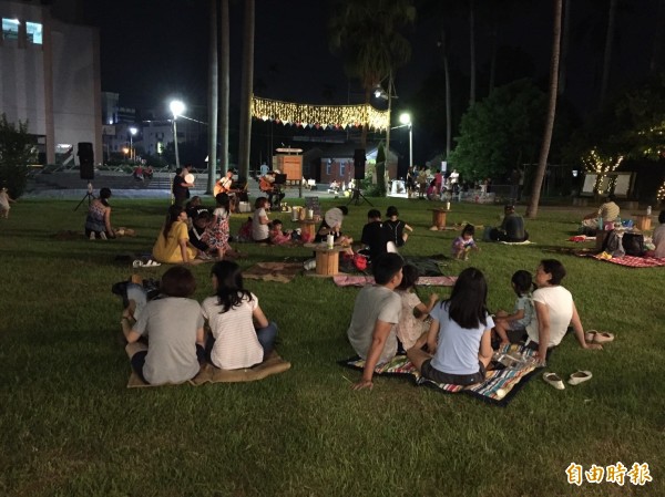 斗六市夏夜晚風系列活動開跑,市民在草皮上夜野餐。(記者詹士弘攝) 斗六市夏夜晚風系列活動開跑,市民在草皮上夜野餐。(記者詹士弘攝)