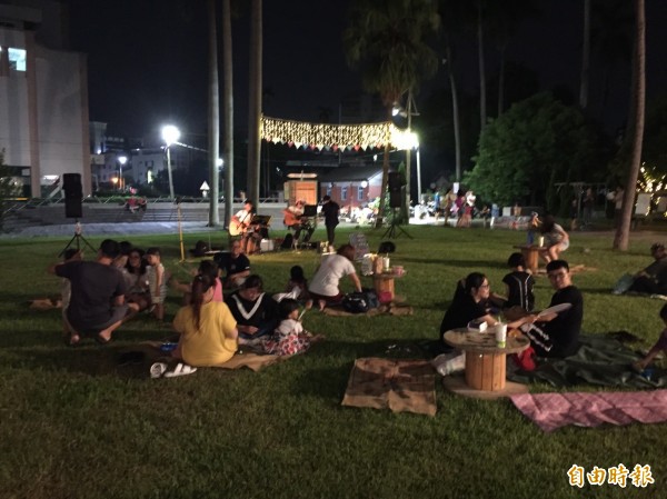 斗六市夏夜晚風系列活動開跑,市民在草皮上夜野餐。(記者詹士弘攝) 斗六市夏夜晚風系列活動開跑,市民在草皮上夜野餐。(記者詹士弘攝)