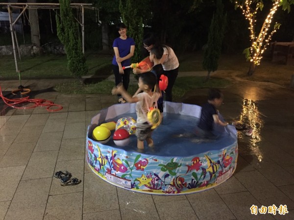 免充氣水池,成為小朋友的最愛。(記者詹士弘攝) 免充氣水池,成為小朋友的最愛。(記者詹士弘攝)