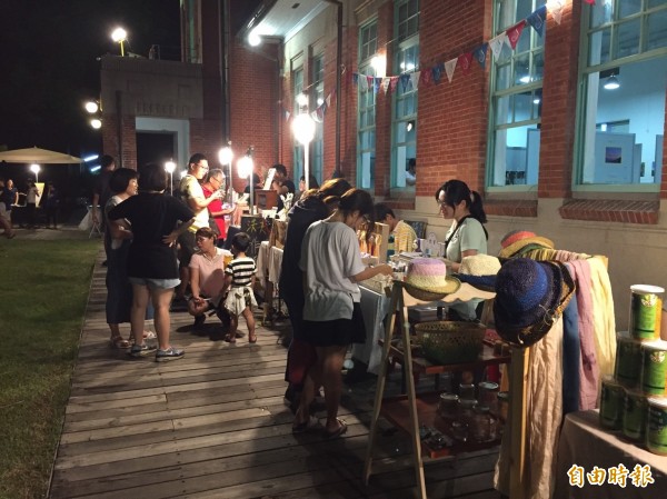 主題市集販賣著不同的特色商品。(記者詹士弘攝) 主題市集販賣著不同的特色商品。(記者詹士弘攝)