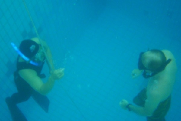 自由潛水通常會在平靜水域先練習。圖中人物與事件無關。（記者蔡宗憲翻攝）