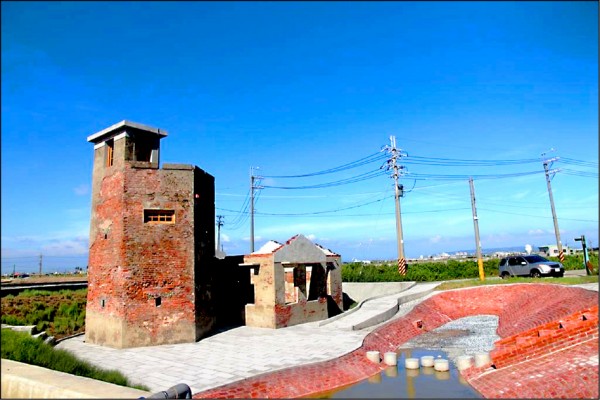 高市文化局近日完成「竹滬鹽灘鹽警槍樓」修復作業，重現當年鹽業專賣制度下查緝私鹽的歷史。（記者黃佳琳翻攝）