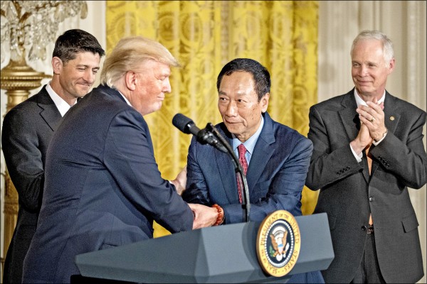 美國總統川普（左）和鴻海董事長郭台銘（右二）在白宮共同宣布富士康的百億美元投資計畫，這個投資案落腳美國威斯康辛州，鴻海命名為「飛鷹計劃」。（彭博）