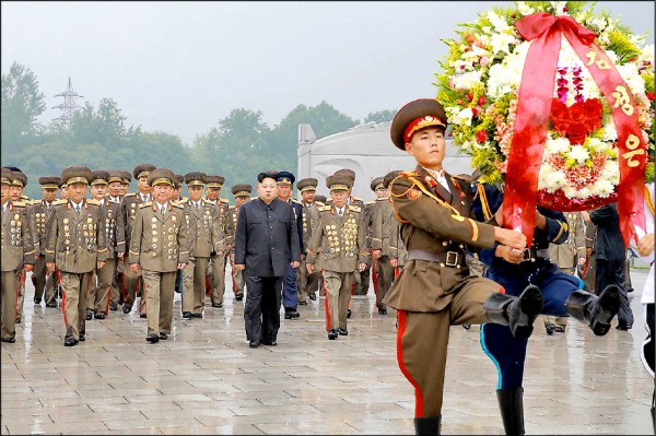 北韓領導人金正恩二十七日親自出席首都平壤的韓戰人民軍烈士碑參拜儀式。這是金正恩時隔半個月再次公開現身。（法新社）