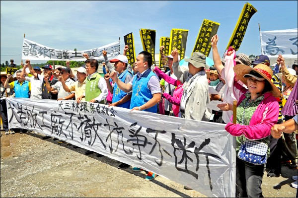 龍潭區三角林街居民齊聚，抗議泳昇機械公司要蓋新廠房。（記者周敏鴻攝）