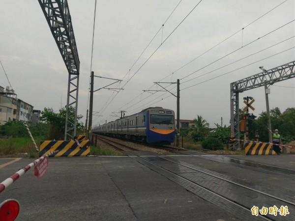 台鐵善化段經一夜搶修，清晨恢復單線雙向通車。（記者黃文瑜攝）