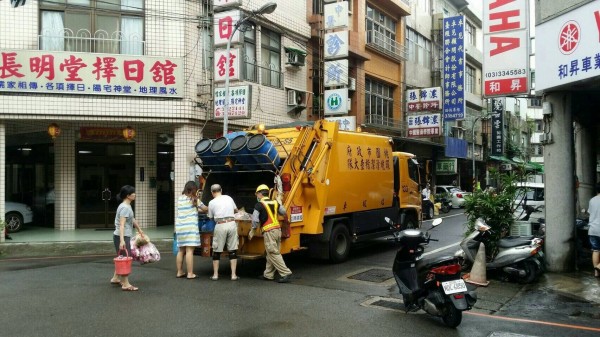 配合夜間停班、停課，桃園市垃圾車清運垃圾時間提前至下午2點。（環保局提供）