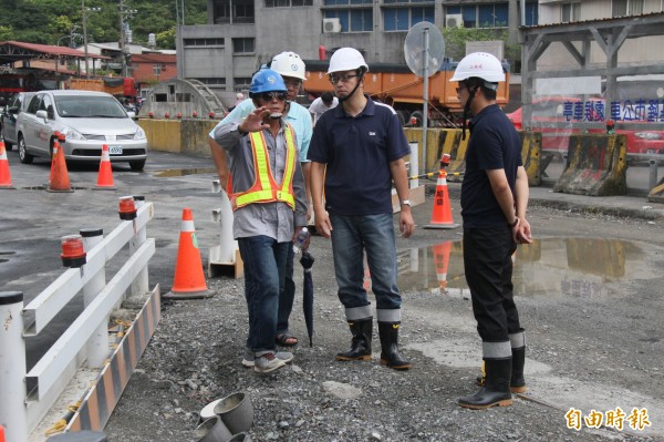 防颱整備，基隆工務處長張元良（右二）要求施工廠商全面再進行巡檢。（記者林欣漢攝）