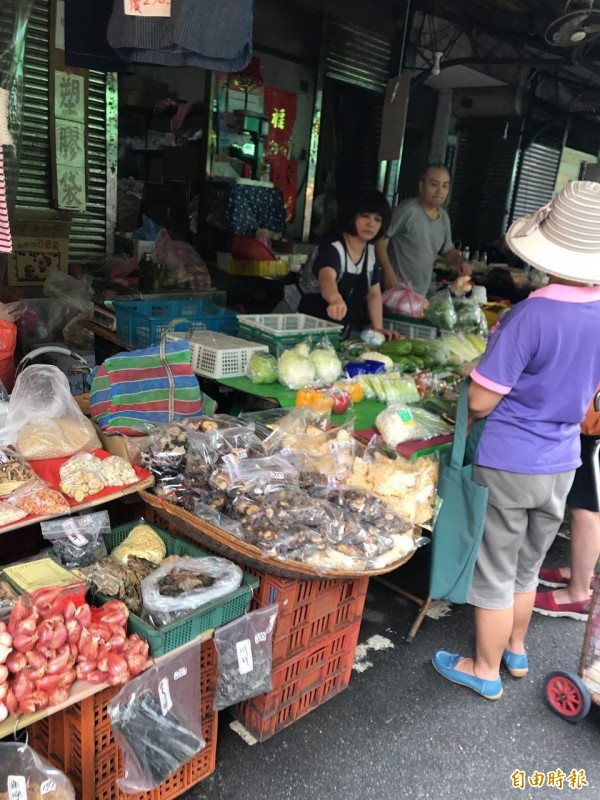 尼莎颱風來襲，台北市今天蔬菜進貨量大增450噸，今天總平均交易價達每公斤小幅上漲1.1元。（記者周彥妤攝）