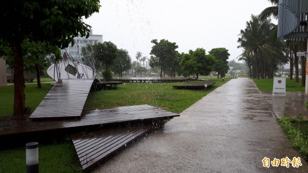 尼莎颱風截至中午，台東僅有間歇性雨勢，但下午起風雨可能轉強，台東市公所宣布今日停收垃圾。（記者黃明堂攝）