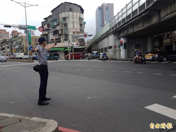 永和警方加派人力前往水門指揮交通。（記者陳薏云翻攝）