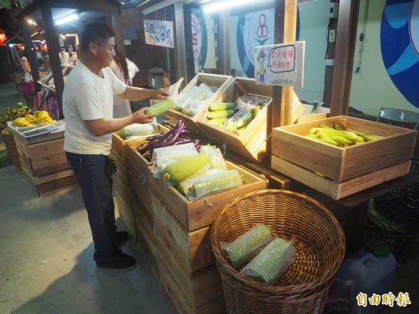 尼莎颱風來襲，草屯4章1Q假日農夫市集蔬果價格未調漲，吸引大批農民搶購，圖為農民補貨情形。（記者陳鳳麗攝）