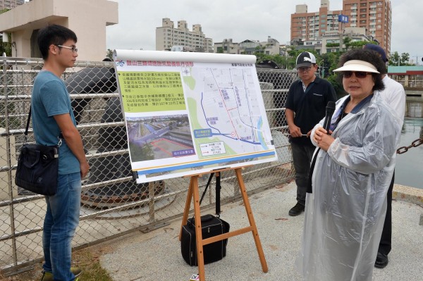 市長陳菊視察河西一路抽水站時，督促水利局做好防洪整備。（記者陳文嬋翻攝）