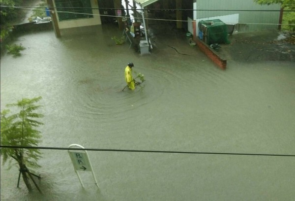 尼莎颱風釀災，台鐵屏東佳冬站水淹軌面。（圖由台鐵提供）