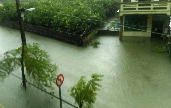 受尼莎外圍環流影響，屏東地區今降下大雨。（台鐵提供）