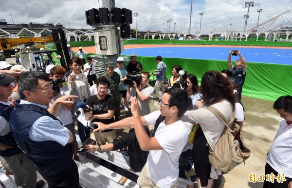 北市府昨天突襲檢查台北車站，發現多項缺失，市長柯文哲今天受訪時直言，不用檢查他也知道有問題，但現在他已經學乖了，罵也沒有用，不如自己做一做。（記者簡榮豐攝）