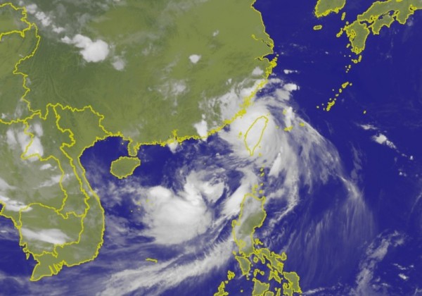尼莎颱風中心29日晚間10點30分出海，預測最快週日早上8點台灣就可以脫離暴風圈。（圖擷自中央氣象局）