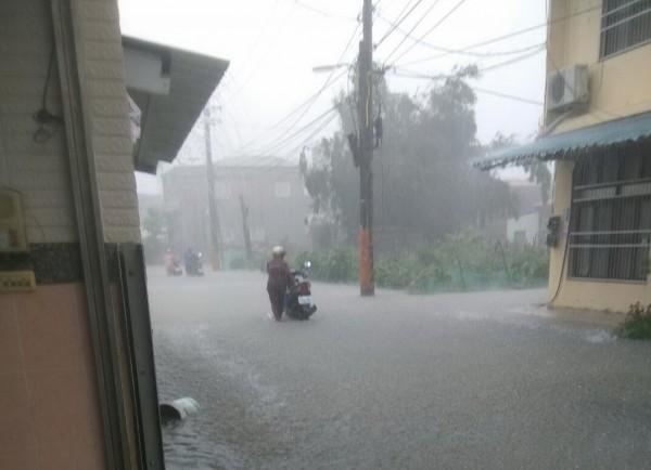 林邊鄉強降雨，路面積水嚴重，連機車都無法騎。（圖由讀者石頭提供）