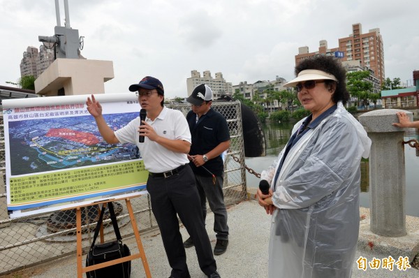 高市恐超大豪雨達1200毫米，圖為水利局長蔡長展向市長花媽簡報。（記者陳文嬋攝）