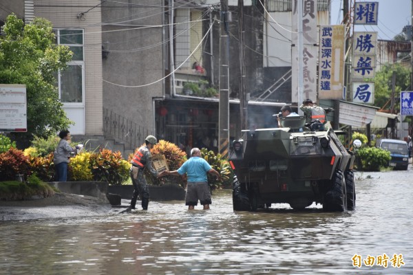 佳冬鄉3村今天仍然淹水，國軍協助運送物質給受困民眾（記者葉永騫攝）