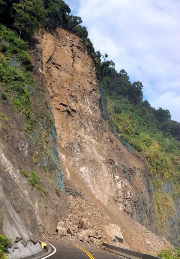 南投縣信義鄉新中橫公路今發生大坍方，造成南投縣與阿里山交通中斷。（記者謝介裕翻攝）