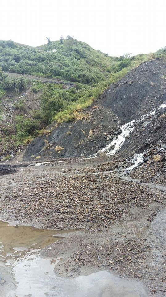 尼莎快閃，投89線14K路段仍因雨崩坍交通中斷。（圖由仁愛警分局提供）