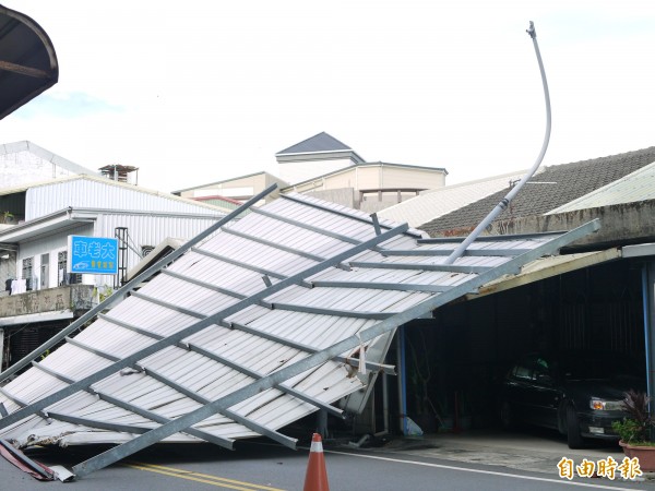 尼莎風力太強掀翻40坪鐵皮屋頂 生活 自由時報電子報