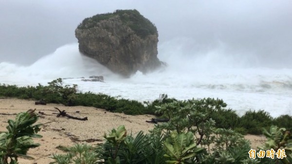 船帆石被大浪蓋住「半顆」。（記者蔡宗憲攝）