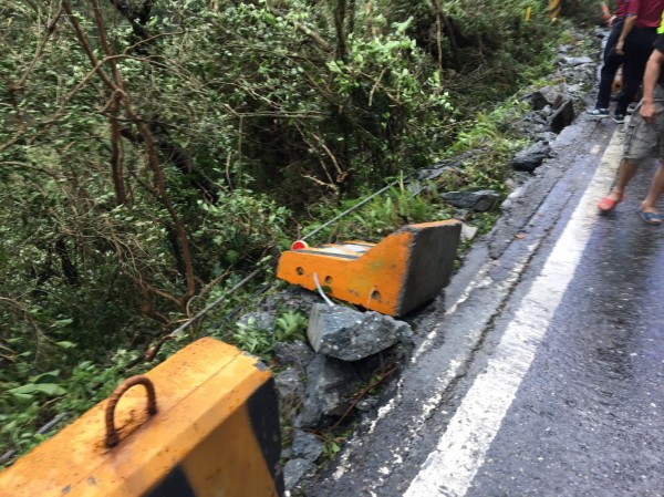 蘇花公路110.7公里處發生自小客車墜崖，消防局派員搶救。（記者江志雄翻攝）